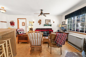 Cozy Bear Cottage - Walk to Lake & Village! Big Bear Lake